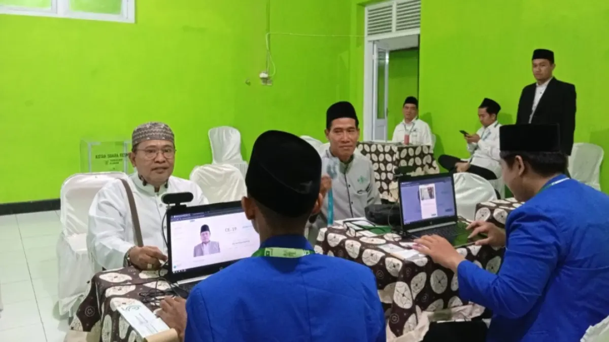 REGISTRASI PESERTA: Ketua Tanfidziyah KH. M. Itqon Bushiri dan Sekretaris Tanfidziyah PCNU Sampang Rohman Rohim melakukan registrasi kepesertaan Muktamar NU ke-35 di Jombang. (NU SAMPANG FOR RM)