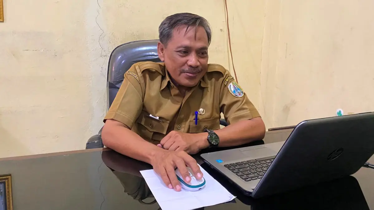 SANTAI: Kabid Rehsos Dinsos PPPA Sampang Zainal Muttaqin saat ditemui di Dinsos PPPA Sampang, Senin (24/8).