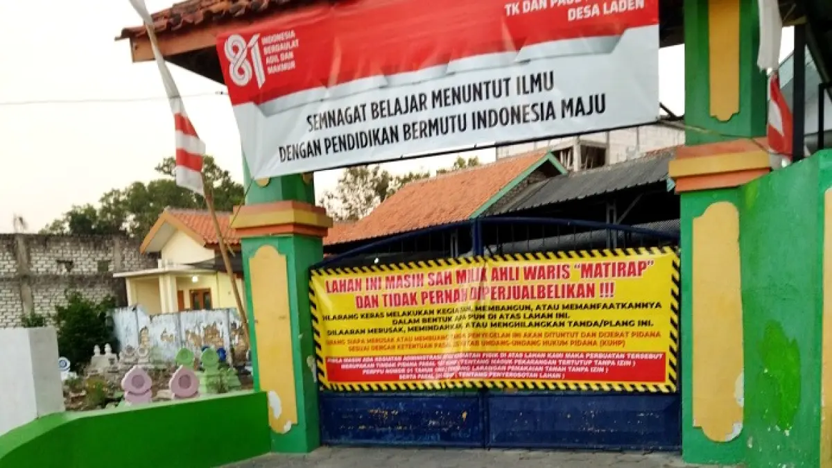 DISEGEL: Penampakan banner yang dipasang ahli waris di pintu masuk lembaga pendidikan Madrasah Diniyah Muhammadiyah, TK dan PAUD Aisyiyah Bustanul Athfal IV di Jalan Bhayangkara, Kelurahan Laden, Selasa (25/8). (NURUL UNTUK JPRM)