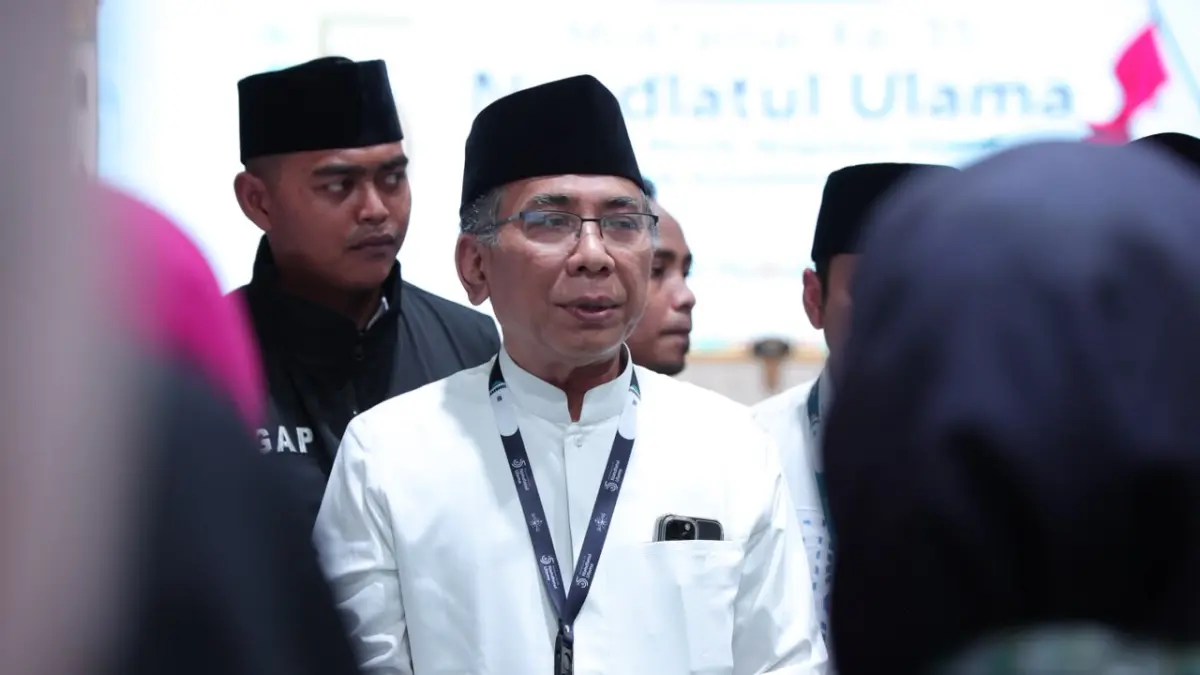 SERIUS: Ketua Umum PBNU, KH. Yahya Cholil Staquf doorstop usai meninjau persiapan Muktamar&nbsp; ke-35 NU di Pesantren Bahrul Ulum Tambakberas, Jombang, Jawa Timur, Rabu (26/8). (PANLOK MUKTAMAR FOR RADARMADURA.ID)