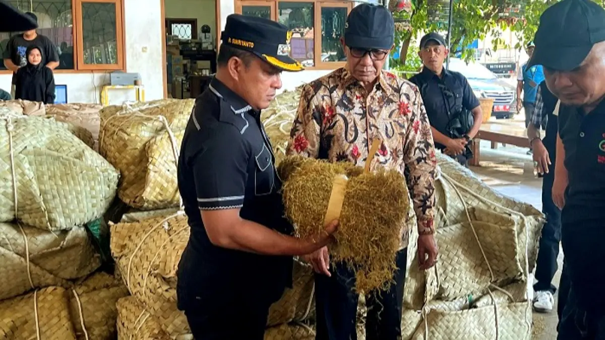 SIDAK: Bupati Pamekasan KH Kholilurrahman dan Wabup Sukriyanto meninjau aktivitas jual beli tembakau di Gudang Haji Holil di Jalan Raya Tomang Mate, Desa Blumbungan, Larangan, Minggu (23/8). (PROKOPIM UNTUK JPRM)