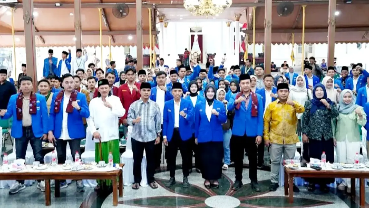 SOLID: Bupati Bangkalan Lukman Hakim berfoto bersama pengurus dan kader PMII pasca pelantikan di Pendopo Agung, Selasa (25/8).