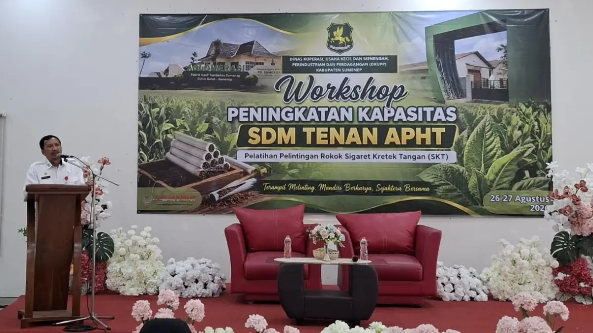 SOLUTIF: Kepala Diskop UKM Perindag Sumenep Moh. Ramli menyampaikan sambutan dalam Workshop Peningkatan SDM Tenan APHT di Hotel El Malik, Rabu (26/8).