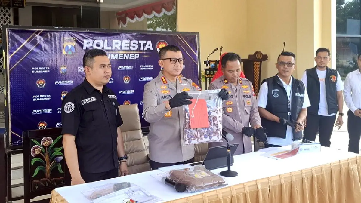 UNGKAP KASUS: Kapolresta Sumenep Kombes Pol Ariek Indra Sentanu saat melakukan konferensi pers di Mapolresta Sumenep, Senin (24/8). (MOH. LATIF/JPRM)