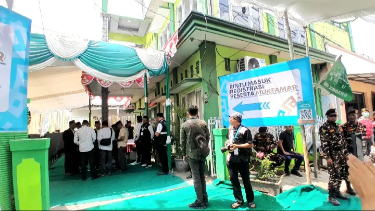 AKSES TERBATAS: Sejumlah muktamirin terpantau memasuki ruang registrasi di lokasi Muktamar Ke-35 NU di Pesantren Bahrul Ulum Tambakberas, Jombang, Rabu (26/8). (M. KHOLIL RAMLI/JPRM)
