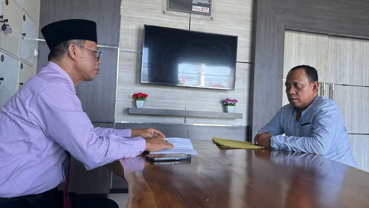 DIALOG: Mantan Kepala Dispendik Mohammad Fadeli berbincang dengan advokat Ach. Bahri di salah satu ruangan yang ada di kantor Kejari Sampang, Kamis (27/8).