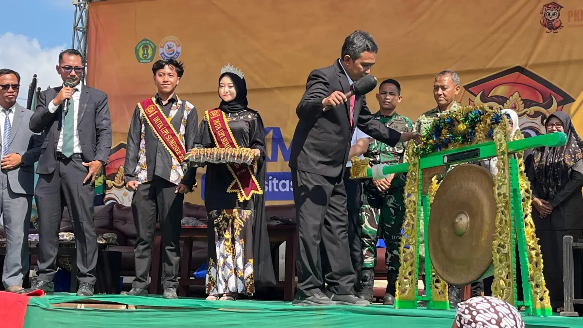 DIBUKA: Rektor UPI Sumenep Asmoni menabuh gong sebagai tanda dimulainya PKKMB di halaman kampusnya, Rabu (26/8).