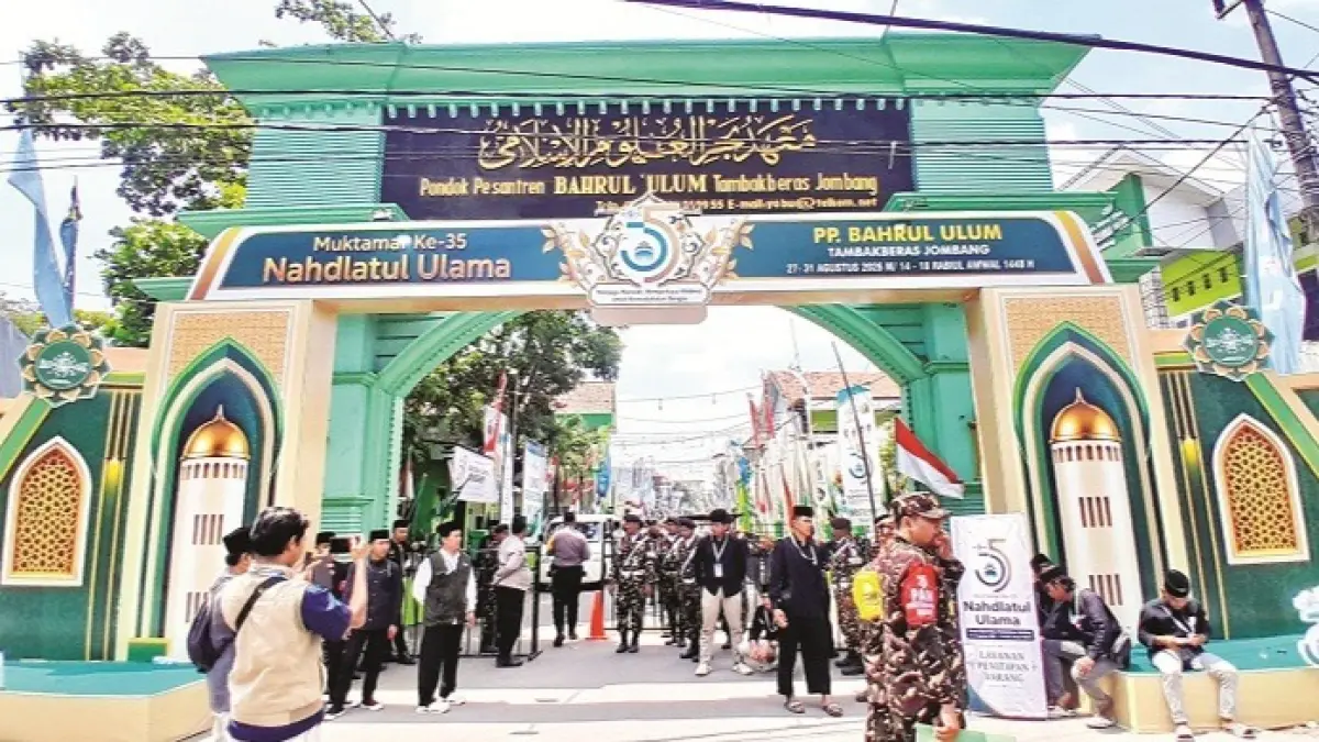 DIJAGA KETAT: Sejumlah panitia Muktamar Ke-35 NU berjaga di pintu masuk Pondok Pesantren Bahrul Ulum Tambakberas, Jombang, Jawa Timur, Rabu (26/8). (M. KHOLIL RAMLI/JPRM)