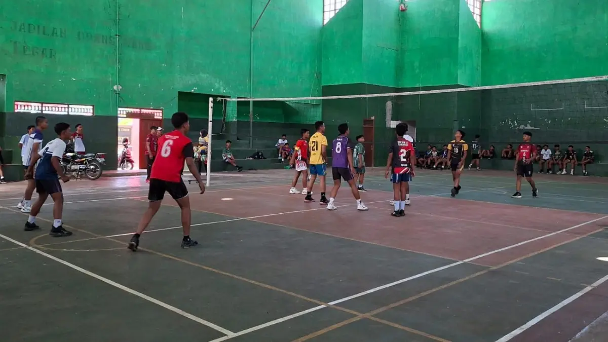 FOKUS: Sejumlah atlet PBVSI Sumenep sedang mengikuti seleksi pemain popda di GOR A. Yani, Desa Pabian, Kecamatan Kota, Rabu (26/8).&nbsp;