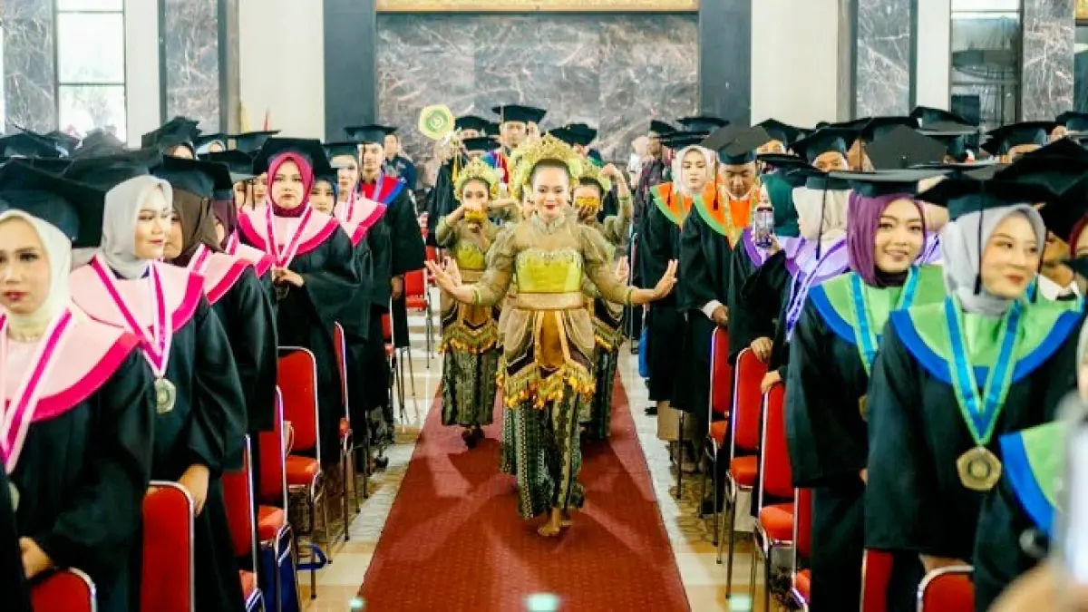 GENERASI EMAS: Ratusan&nbsp;mahasiswa STKIP PGRI Bangkalan resmi menyandang gelar sarjana.&nbsp;(VIVIN AGUSTIN HARTONO/JPRM)
