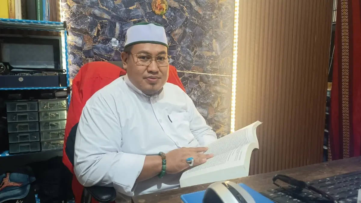 HUMBLE: Pengacara Hendrayanto saat ditemui di kediamannya di Jalan HOS Cokroaminoto, Bangkalan, Senin (3/8).