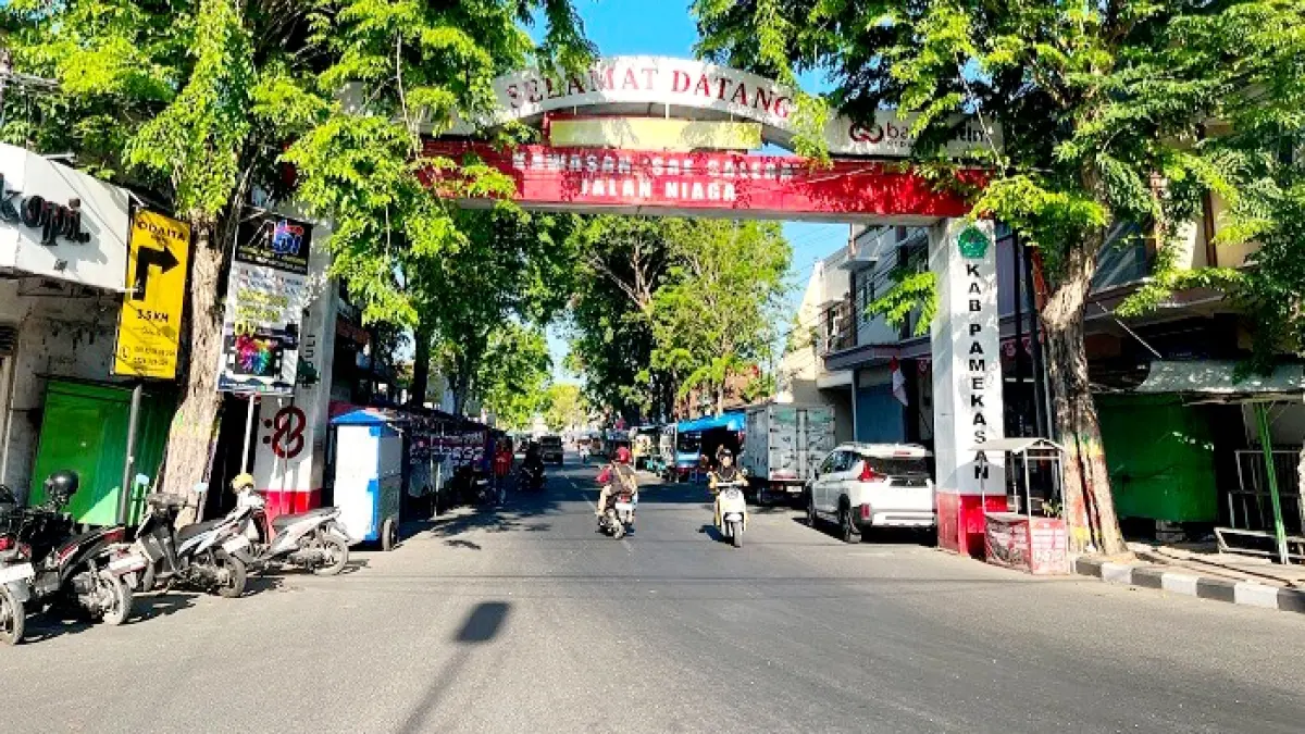 JAJAKAN DAGANGAN: Pengunjung berada di kawasan Sae Salera Pamekasan Rabu (26/8). (MOH. IQBAL AFGANI/JPRM)
