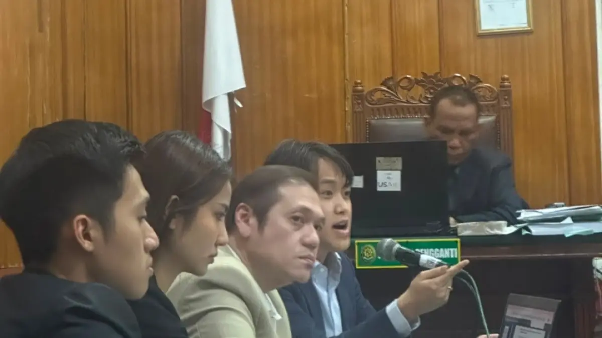 KAWAL: Kuasa hukum PT JFC, E.L. Sajogo dari MS&A Law Firm saat mengikuti sidang di Pengadilan Negeri Surabaya.