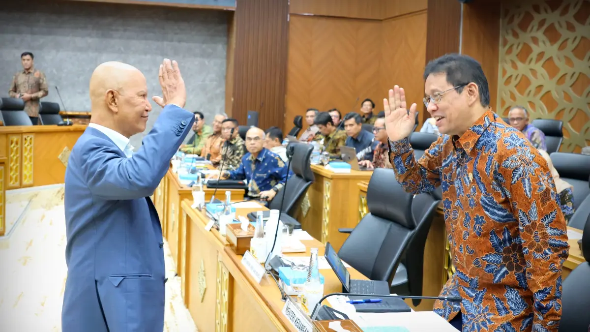 Ketua Banggar DPR RI hendak berjabat tangan dengan Mentri Keuangan RI