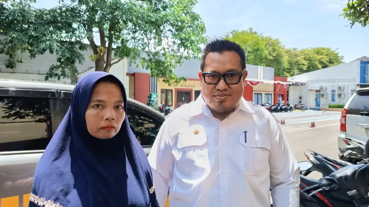 PEDULI: Hendrayanto saat mendampingi korban kasus penipuan yang melibatkan oknum anggota Polres Bangkalan pada November 2025.