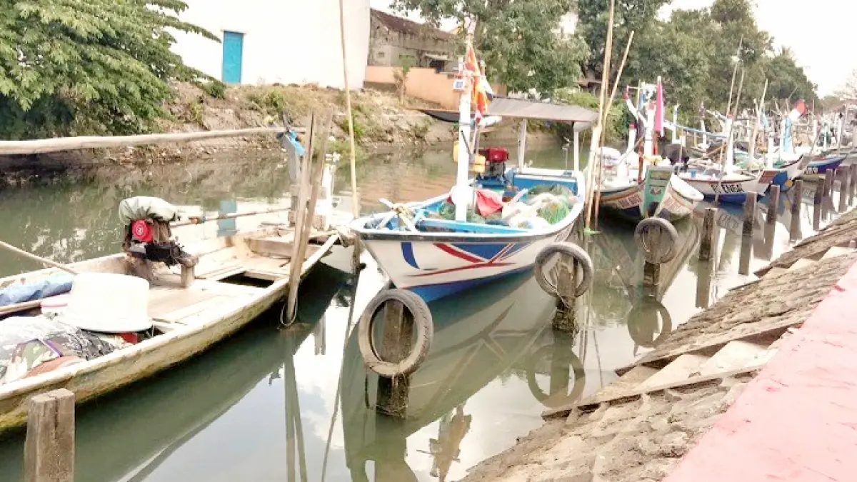SANDAR: Sejumlah perahu ditambatkan di Kampung Bandaran, Kelurahan Pejagan, Bangkalan,&nbsp;Rabu (26/8). (INA HERDIYANA/JPRM)
