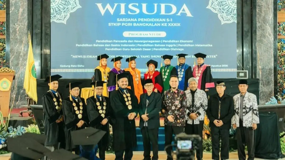 SOLID: Ketua STKIP PGRI Bangkalan dan jajarannya berfoto bersama usai wisuda Kamis (27/8). (STKIP PGRI BANGKALAN UNTUK JPRM)