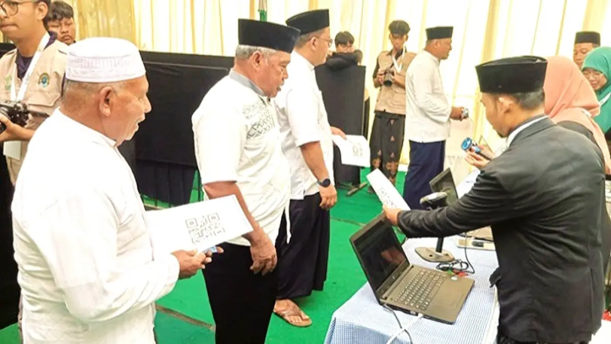 TELITI: Sejumlah muktamirin sedang melakukan proses registrasi di Pesantren Bahrul Ulum Tambakberas, Jombang, Rabu (26/8). (PANLOK UNTUK JPRM)