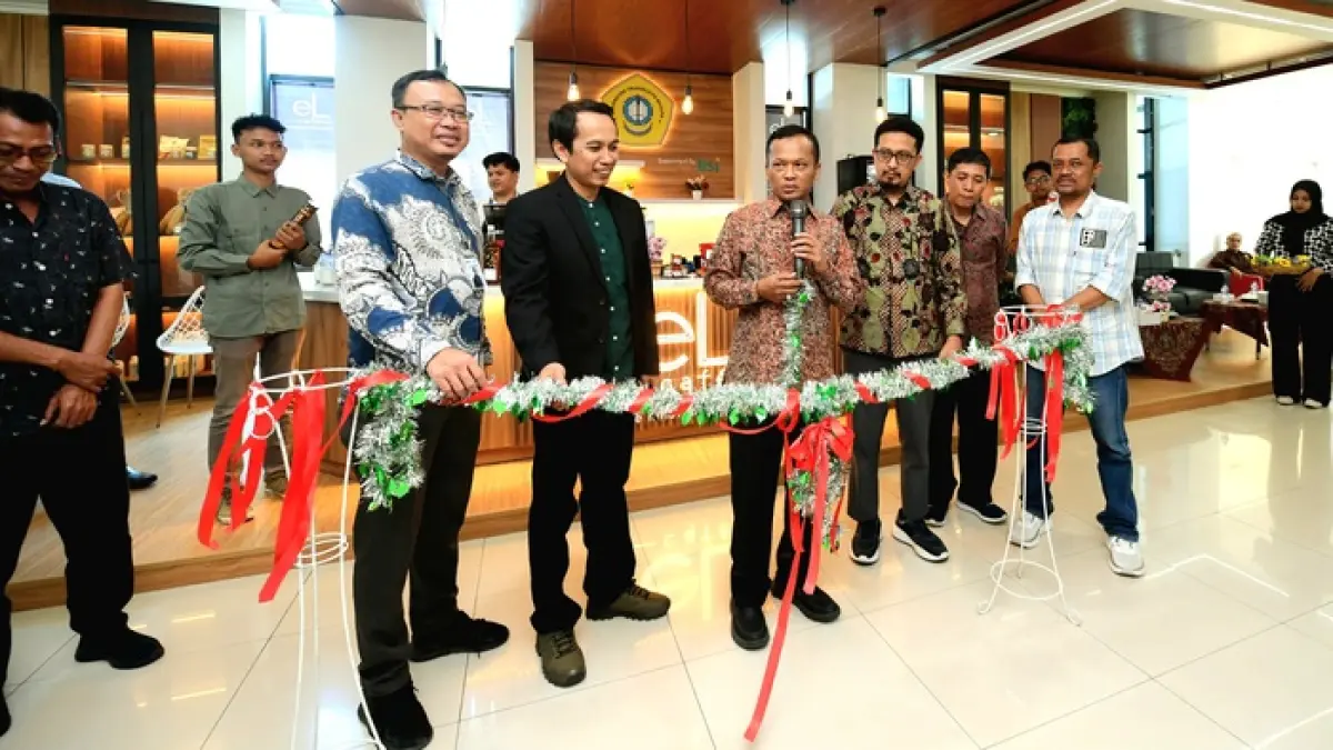 TONGKRONGAN BARU: Rektor UTM Prof Dr Safi’ didampingi Kepala LPPM UTM Iskandar Dzulkarnain meresmikan eL Café Kamis (27/8).