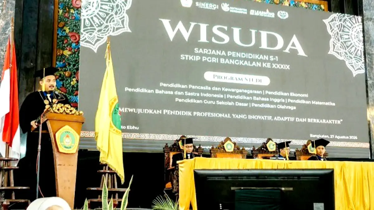 VISIONER: Ketua STKIP PGRI Bangkalan Dr. Fajar Hidayatullah menyampaikan sambutan pada acara wisuda XXXIX di Gedung Serbaguna Rato Ebuh Bangkalan. (STKIP PGRI BANGKALAN UNTUK JPRM)