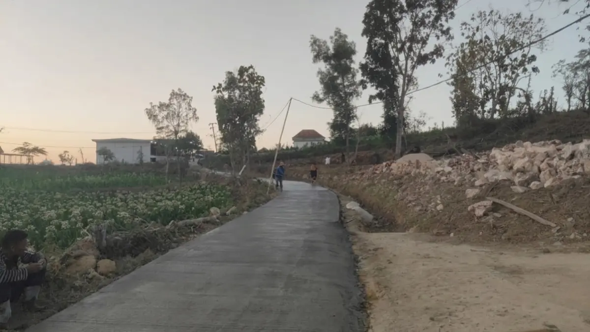 BEMANFAAT: Pekerja sedang menyelesaikan peningkatan infrastruktur jalan di Dusun Panggung, Desa Tobai Timur, Kecamatan Sokobanah, Sampang, Kamis (27/8).