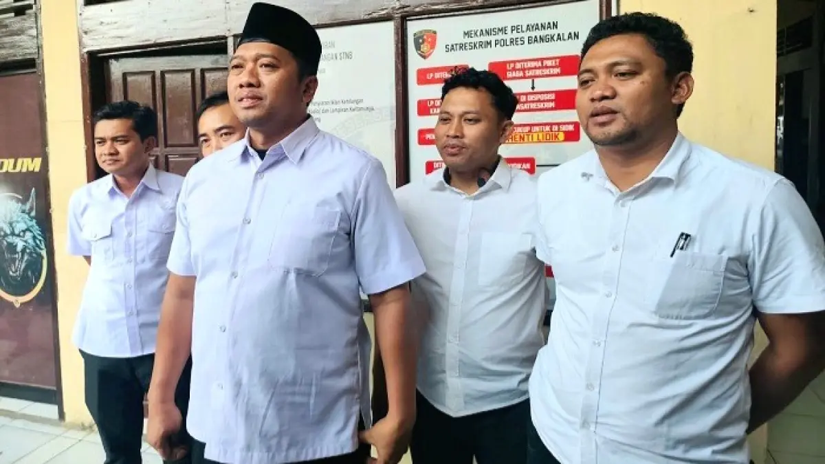 BERI KETERANGAN: Kasatreskrim Polres Bangkalan AKP Eriek Triyasworo memberikan keterangan tentang kasus penganiayaan anak terhadap ibu kandung di Konang kepada awak media Kamis (27/8). (SATRESKRIM POLRES BANGKALAN UNTUK JPRM)