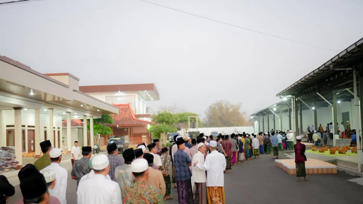 BERJEJER RAPI: Sejumlah warga datang ke acara Maulid Nabi Muhammad SAW yang diselenggarakan pengusaha tembakau Sumenep H Mukmin di Gudang Leke Delem, Dusun Jatean, Desa/Kecamatan Ganding, pada Rabu (26/8).