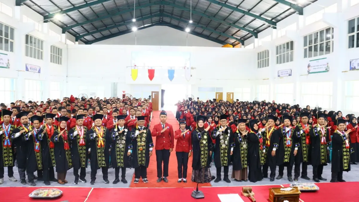 BERSINERGI: Segenap Senat Poltera berpose bersama mahasiswa baru Poltera Tahun Akademik 2026/2027 di Gedung Bengkel Tenaga Poltera, Rabu (26/8).&nbsp;