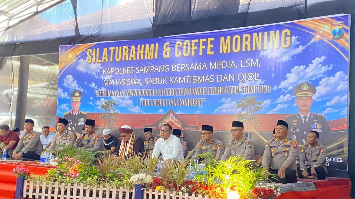 BIJAKSANA: Kapolres Sampang AKBP Anang Hardiyanto menyampaikan (pegang mik) saat menyampaikan sambutan di acara Silaturahmi dan Coffee Morning di halaman kantor Polres Sampang, Kamis (27/8).