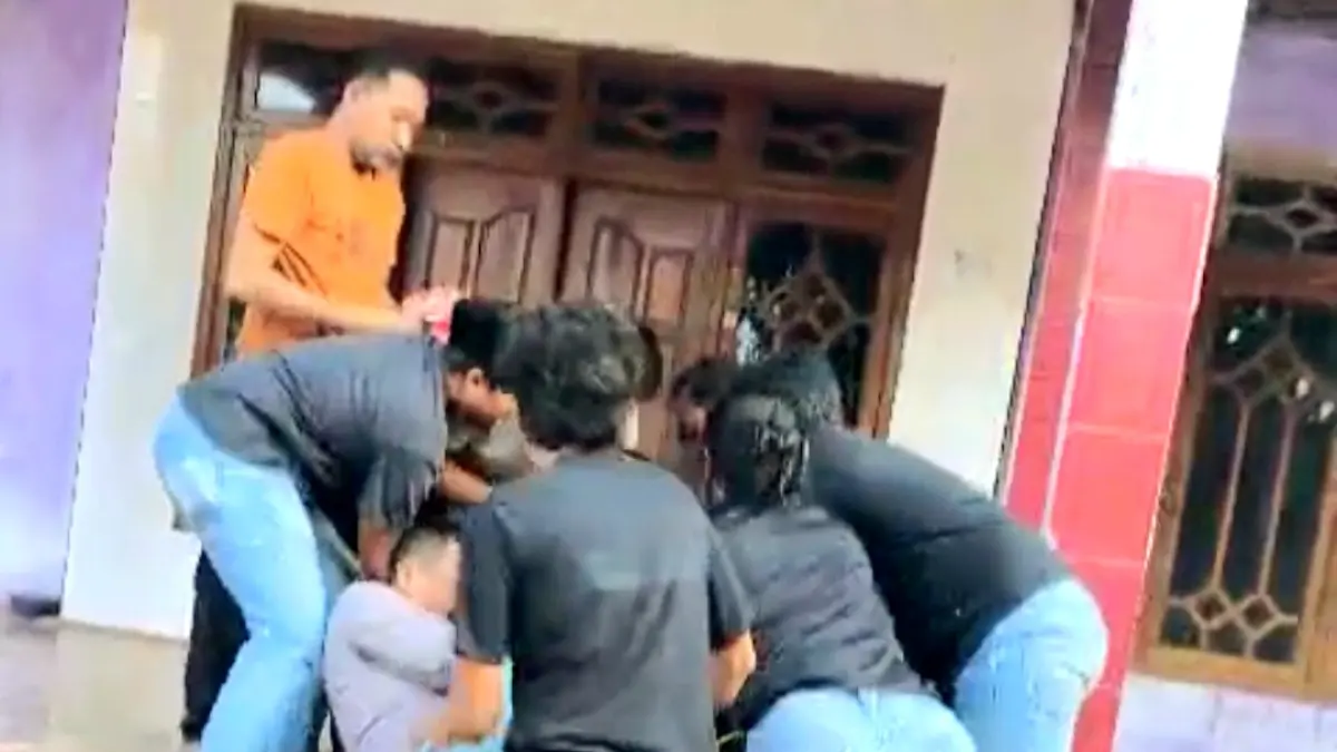 DRAMATIS: Tim Resmob Polres Bangkalan saat merebut celurit dan mengamankan tersangka Budi Iskandar di rumahnya, Desa Bungkeng, Kecamatan Tanjungbumi, Selasa (11/8). (POLRES BANGKALAN UNTUK JPRM)