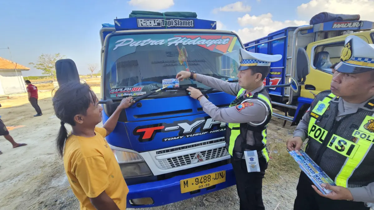 EDUKASI: Polisi menghentikan sopir truk di sekitar Kecamatan Pademawu, Kamis (27/8).