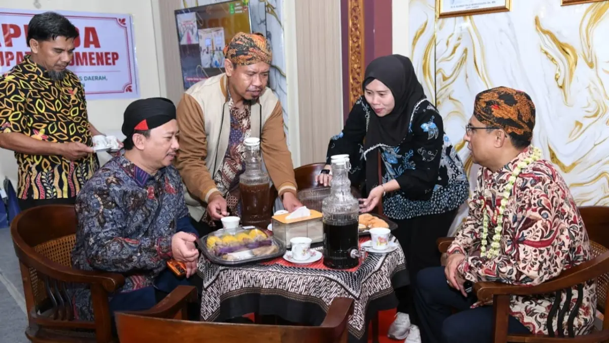 IKUT ANDIL: Kepala Bappeda Sumenep Arif Firmanto (kiri) menyambut Sekkab Agus Dwi Saputra saat hadir ke stan bappeda di Madura Night Vaganza 2026 di Gedung Olahraga (GOR) A. Yani Panglegur, Rabu (26/8).&nbsp;