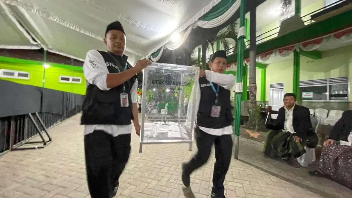 JAGA KEAMANAN: Tim SIGAP PPBU Tambakberas, Jombang, memindahkan kotak suara usulan AHWA ke kediaman KH Abdurrozaq Sholeh, Jumat (28/8) dini hari.