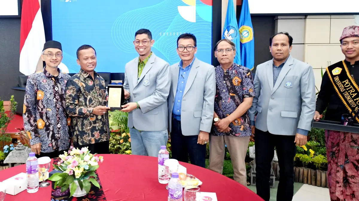 KENANG-KENANGAN: Rektor UTM Prof. Dr. Safi