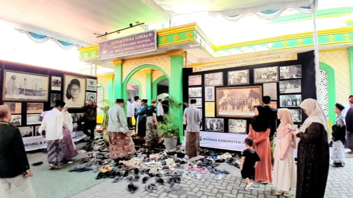 KENANG PERJUANGAN: Sejumlah warga nahdliyin berziarah ke makam salah satu inspirator pendiri dan penggerak NU serta Pahlawan Nasional RI, KH Abdul Wahab Chasbullah, dalam momentum muktamar ke-35, Kamis (27/8). (M. KHOLIL RAMLI/JPRM)