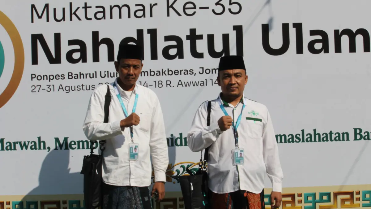 KOMITMEN: Ketua PCNU Pamekasan, KH. Muchlis Nasir (kanan) saat menghadiri Muktamar Ke-35 NU di Pesantren Bahrul Ulum Tambakberas Jombang.