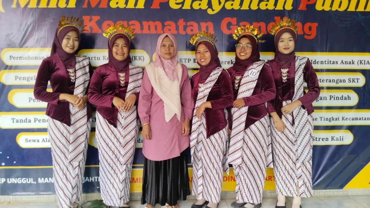 KOMPAK: Kades Bataal Timur Jayyidah (tiga dari kiri) hadir menyemangati anggota TP PKK desanya saat lomba beberapa hari lalu.