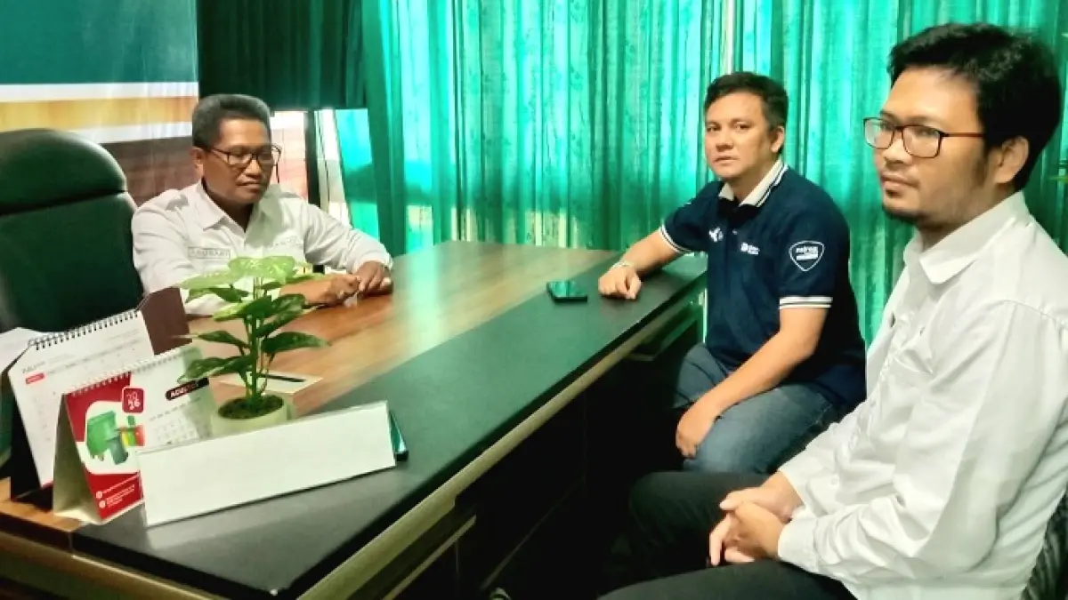 KUNJUNGAN: AE Penjualan PT Pupuk Indonesia (Persero) Wilayah Bangkalan Yoppy Sandy J (kaus dongker) berdialog dengan Kabid Sarpras Pertanian DP2KP Bangkalan Abu Said dan Bagian Pokja Abdullah, Kamis (27/8). (INA HERDIYANA/JPRM)