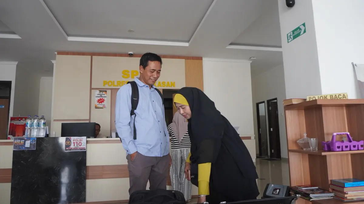 LANGKAH HUKUM: Ahli waris Sitti Nurul Aini didampingi penasihat hukumnya, Zaini, mendatangi Polres Pamekasan, Rabu (26/8).
