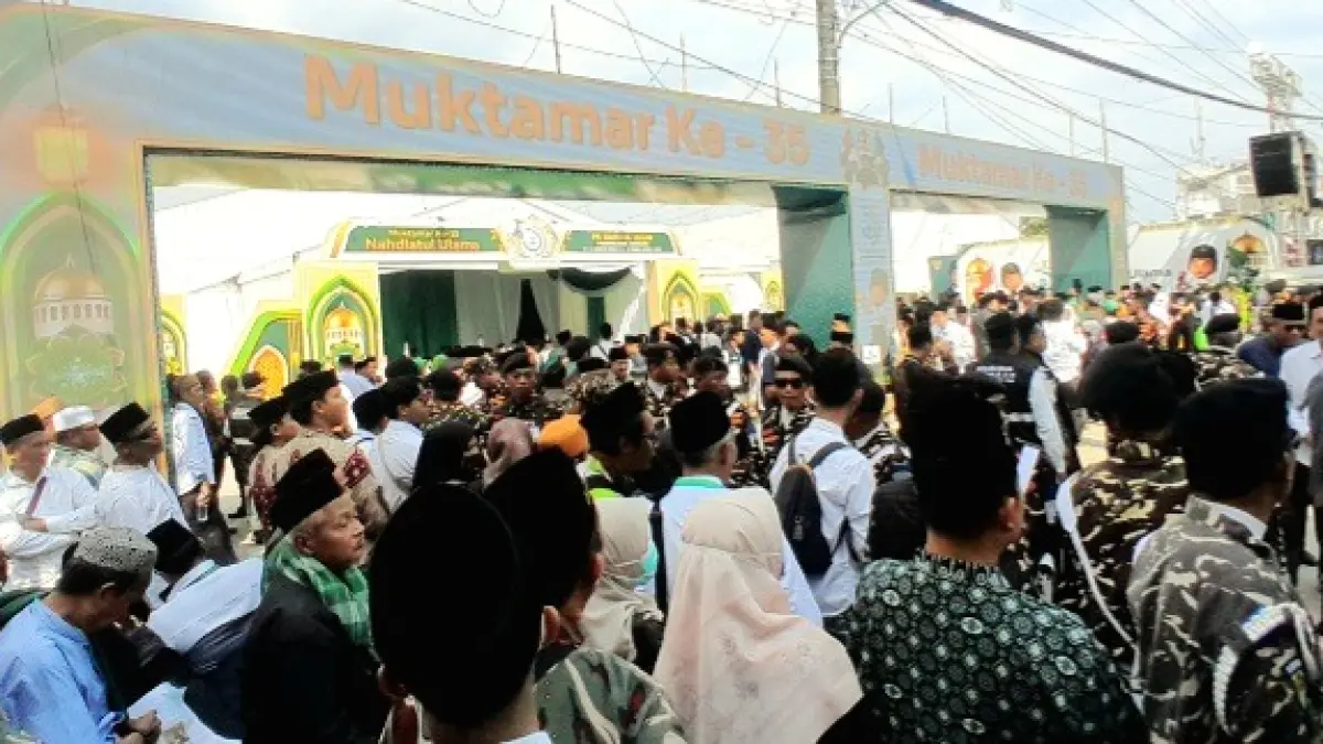 LOKASI STERIL: Sejumlah undangan memasuki lokasi pembukaan Muktamar Ke-35 NU di Pondok Pesantren Bahrul Ulum, Tambakberas, Jombang, Kamis (27/8). (M. KHOLIL RAMLI/JPRM)