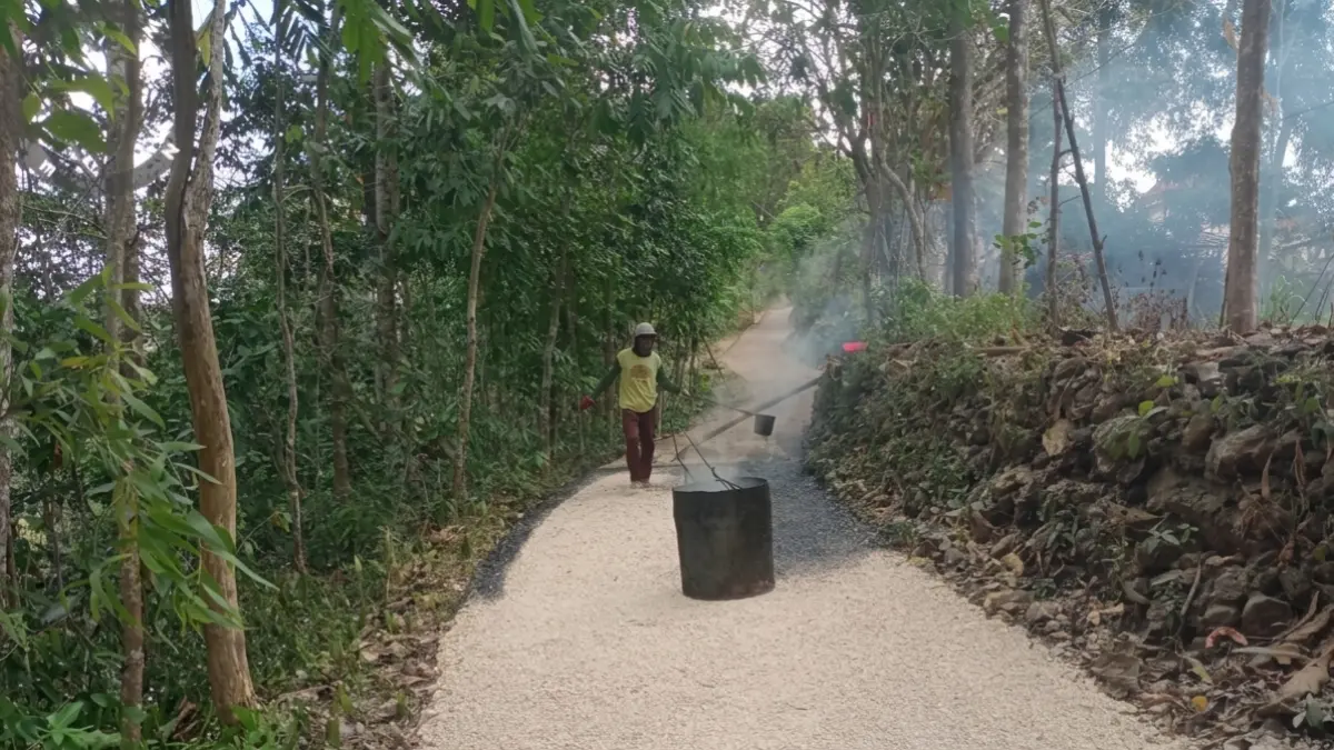 MEMBANGUN DESA: Pekerja tengah melakukan pengaspalan di Dusun Leke Dalam, Desa Tobai Barat, Kecamatan Sokobanah, Sampang, beberapa waktu lalu.