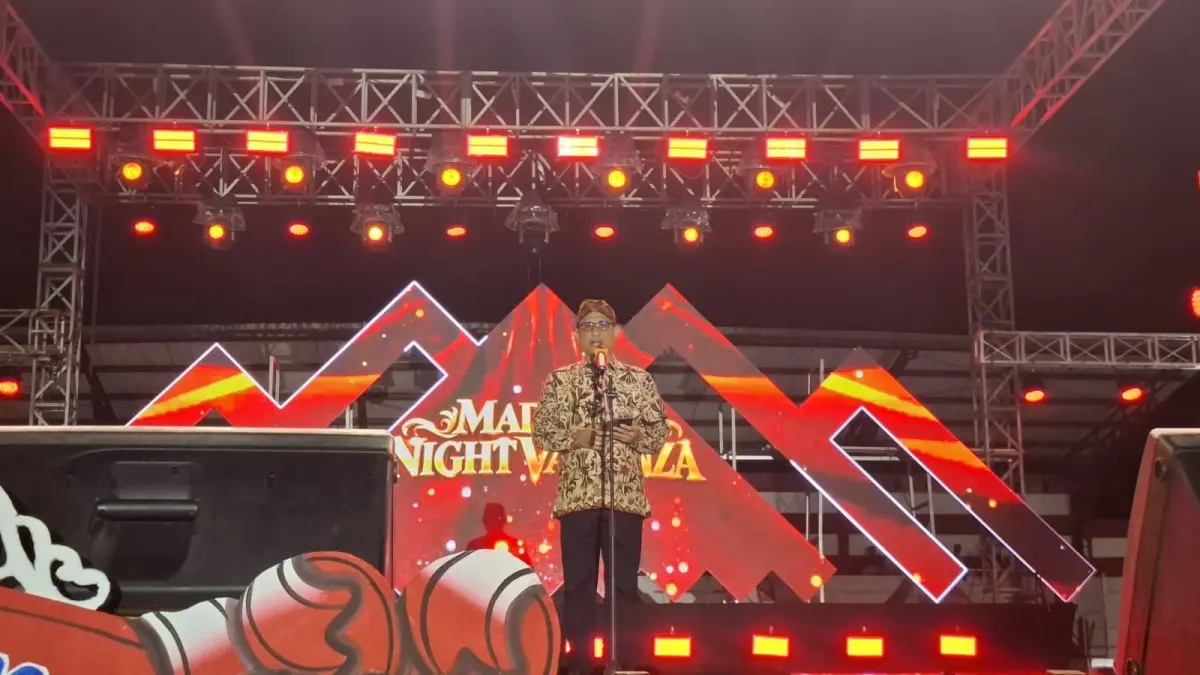 MERIAH: Sekkab Sumenep Agus Dwi Saputra saat mewakili Bupati Achmad Fauzi Wongsojudo membuka Madura Night Vaganza 2026 di GOR A. Yani Sumenep, Rabu (26/8) malam.