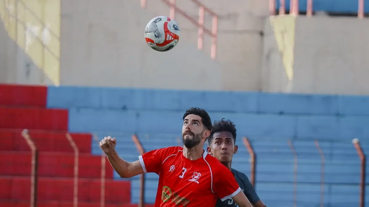 SERIUS: Pemain MU Pedro Filipe Tinoco Monteiro (jersei merah) berusaha menguasai bola saat laga uji coba melawan Borneo FC Samarinda di Stadion Sultan Agung, Bantul, Rabu (26/8).