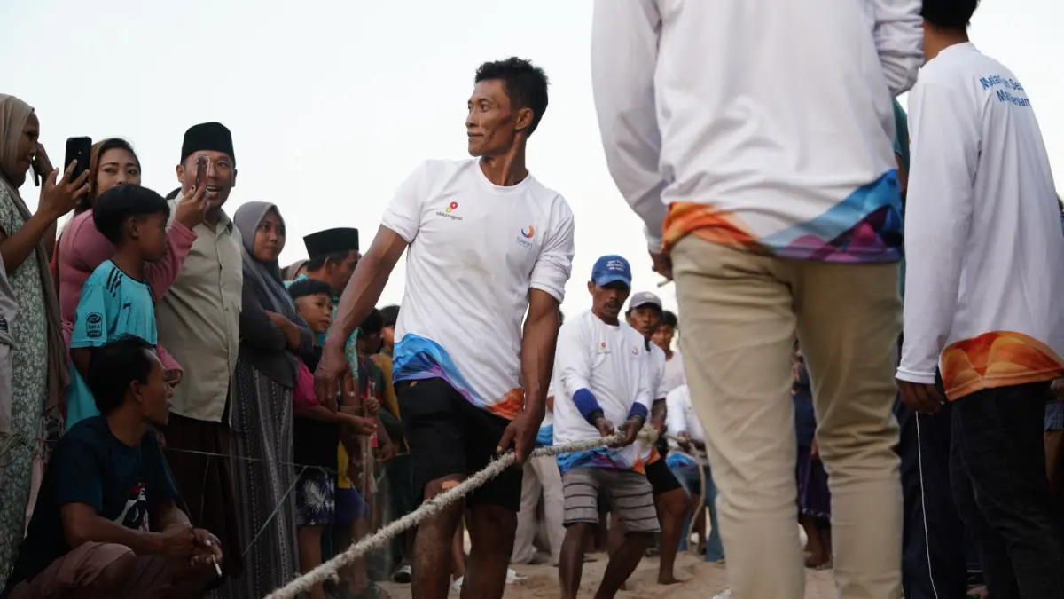 SERU: Masyarakat pesisir Kecamatan Banyuates, Sampang mengikuti rangkaian perlombaan merayakan HUT ke-81 RI yang digelar Searah dan PETRONAS Indonesia, Jumat (28/8).