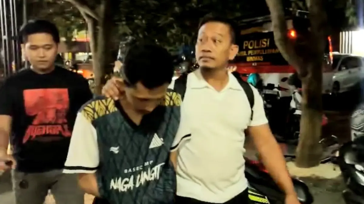 TERTUNDUK MALU: Pelaku pencurian dengan kekerasan (curas) saat dibawa ke Mapolres Bangkalan, Jumat (21/8). (POLRES BANGKALAN UNTUK JPRM)