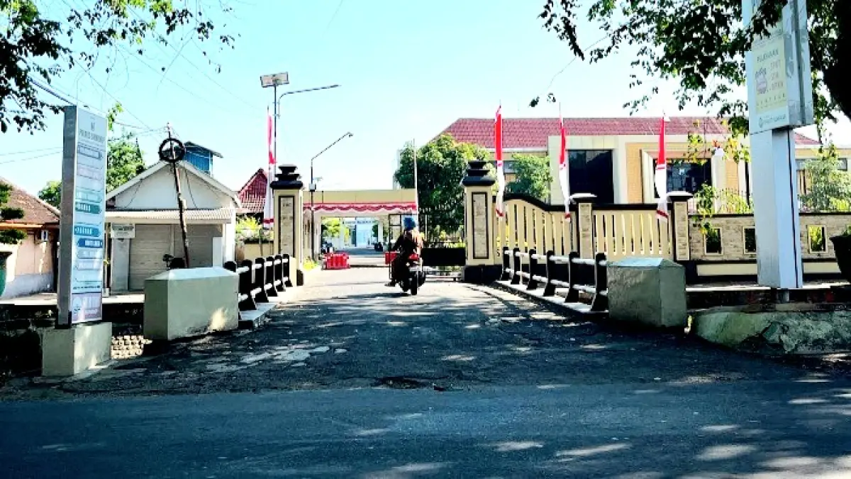WAJIB LAPOR: Pengendara sedang berada di area Mapolresta Sumenep di Desa Pabian, Kecamatan Kota, Senin (24/8). (MOH. IQBAL/JPRM)
