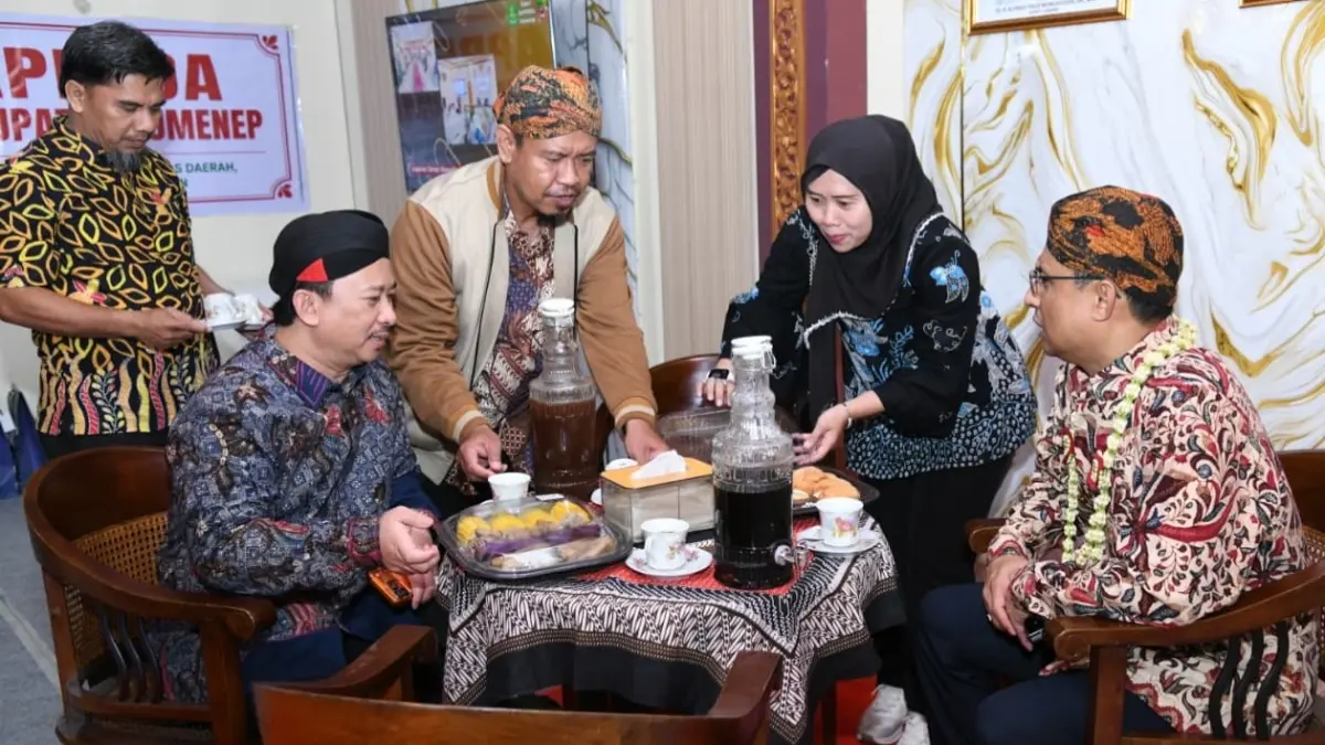AKRAB: Kepala Bappeda Sumenep Arif Firmanto bersama Sekkab Sumenep Agus Dwi Saputra di stan Bappeda di GOR A. Yani Sumenep