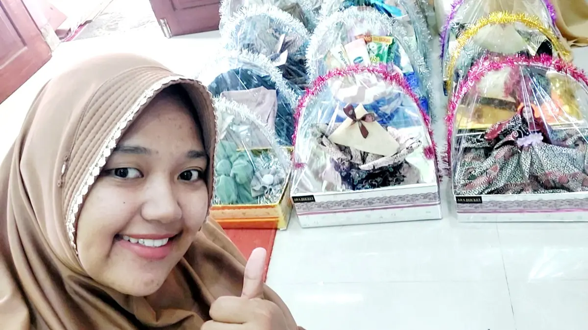 BANGGA: Hasanatul Alfiyah memamerkan hasil kreasi seserahan. (HASANATUL ALFIYAH UNTUK JPRM)