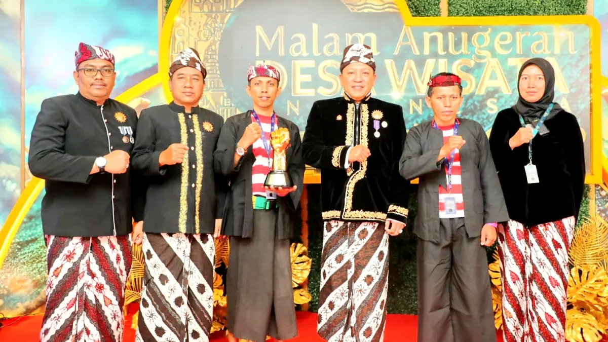 BERPRESTASI: Bupati Sampang Slamet Junaidi berpose bersama owner wisata Pantai Lon Malang Mastuki (tiga dari kiri) saat menerima penghargaan desa wisata terbaik. (MASTUKI UNTUK JPRM)