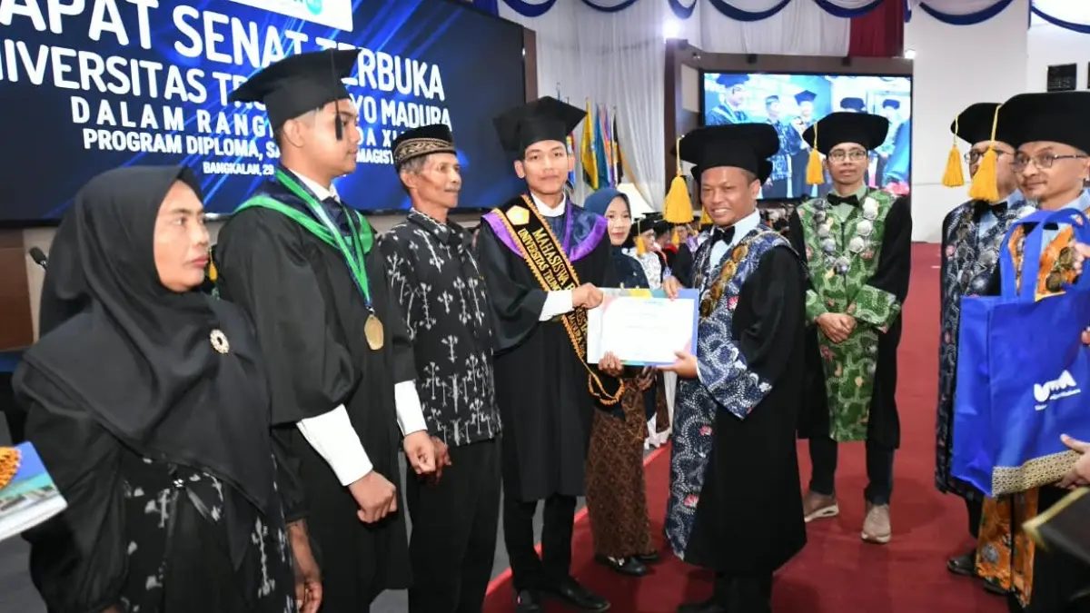 BERPRESTASI: Rektor UTM Prof. Dr. Safi’ didampingi jajarannya memberikan sertifikat kepada Mahasiswa berprestasi dalam Rapat Senat Terbuka Wisuda ke-42 Program Sarjana dan Magister Tahun 2026, Sabtu (29/8). (UTM UNTUK JPRM)